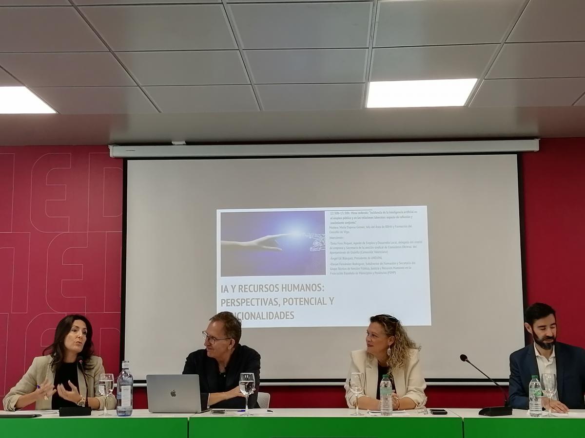 La compañera de CCOO Ay. Godella, Tania Fons, participando en la Jornada